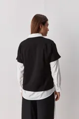 Remera de manga corta color negro, con cuello redondo y calce relajado, confeccionada en tejido suave con elastano.