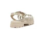 Sandalias bajas Moleca color beige con plataforma track y múltiples tiras.