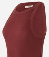 Blusa sin mangas de corte regular, confeccionada en tejido rib de algodón con cuello redondo. Presenta un diseño minimalista y anatómico, ideal para un look clásico.