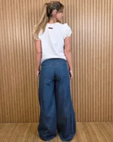Jeans de tiro medio en denim extra soft, con diseño de pierna ancha tipo wide leg.