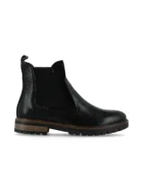 Botin de caña corta color negro con textura efecto reptil, elásticos laterales y suela dentada con plataforma baja.