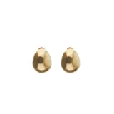 Pendientes en forma de gota de metal con baño de oro de 18k y acabado pulido brillante.