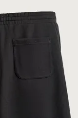 Pantalón de corte relajado confeccionado en tejido de algodón, con cintura elástica y detalle de pliegues estructurales en las perneras. Cuenta con bolsillos frontales y un bolsillo trasero de plastrón.