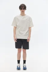 Remera color crudo de algodón con estampado en la espalda que incluye una pelota de tenis, el texto "YOU JUST GOT SERVED", "PASTICHE", "1984" y "BACK SPIN AGAIN & PUS".