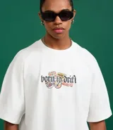 Remera blanca de corte oversized con mangas cortas y estampado frontal con la frase "Born to Drift".