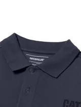 Remera tipo polo de manga corta color azul oscuro, confeccionada en tejido de algodón y poliéster. Presenta cuello y puños acanalados, cierre frontal con botones grabados y el logo de la marca estampado en el pecho.