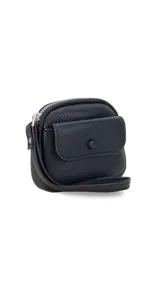 Monedero compacto de símil cuero con textura granulada, cuenta con un compartimento principal con cierre, correa de mano y un bolsillo frontal con solapa y botón a presión.