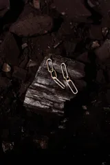 Par de aros colgantes plateados con eslabones rectangulares.