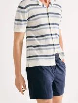 Short de baño color azul marino, con cintura elástica y cordón de ajuste, confeccionado en tejido con textura.