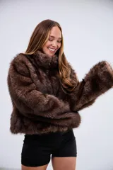 Campera de piel sintética en color marrón, con cuello alto y cierre frontal completo.