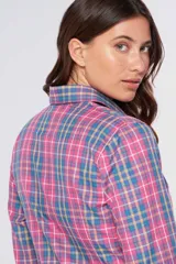 Camisa de manga larga con diseño de cuadros en tonos de rosa, azul y amarillo, con cuello camisero y corte slim fit.