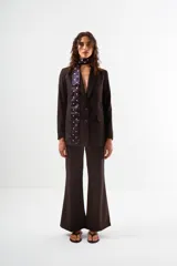 Pantalón de vestir color marrón oscuro, de corte recto y tiro medio, con diseño de pierna ancha.