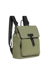 Mochila negra con solapa y cierre de hebilla decorativa, bolsillo frontal con cierre, correas ajustables con inscripciones de la marca y asa superior.