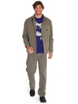 Chaqueta tipo coach de color verde oliva, con cierre frontal a presión, cuello camisero, puños elásticos y múltiples bolsillos frontales. Incluye etiqueta con logo de la marca en el pecho.