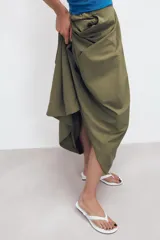 Falda midi negra de tiro alto con cintura elástica y diseño en capa.