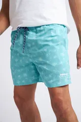 Short de baño con cintura elástica y cordón ajustable, confeccionado en tela ligera de secado rápido. Presenta un estampado botánico integral en tonos amarillos, blancos y azules, con dos bolsillos delanteros y uno posterior.
