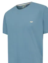 Remera de manga corta y cuello redondo, confeccionada en algodón orgánico. Presenta un diseño liso en color azul con el logo de la marca bordado en contraste en el pecho.