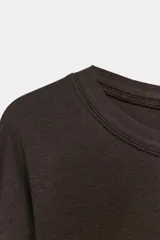 Camiseta entallada de algodón Supima color marrón, con cuello redondo y mangas largas acampanadas.