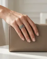 Anillo de plata 925 con diseño de banda ancha texturizada, compuesta por múltiples esferas pequeñas en relieve.