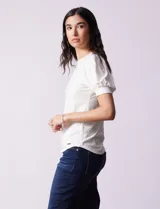 Remera de modal color azul marino, marca Tahari. Cuello redondo y mangas cortas abullonadas con puño.