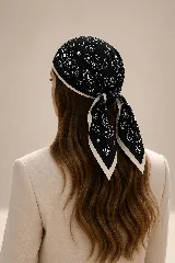 Pañuelo cuadrado con estampado paisley en blanco sobre fondo negro y borde en color crema.