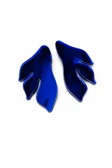 Caravanas de diseño orgánico tipo hoja, confeccionadas en acrílico con acabado espejado y borde plateado.