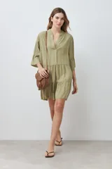 Vestido midi color verde oliva de lyocell, corte holgado, con escote en V y mangas 3/4 con volados.
