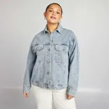 Campera de jean celeste de corte recto, con cuello clásico, cierre frontal con botones metálicos, bolsillos con solapa abotonada en el pecho y bolsillos laterales.