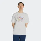 Remera de manga corta, color gris melange, con un estampado gráfico fotorrealista de varios tickets o etiquetas apilados en el pecho y la espalda.