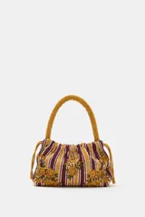 Bolso de hombro de tamaño mini, confeccionado con cuentas y abalorios que forman un diseño a rayas verticales y detalles de flores bordadas en tonos mostaza, bordó y blanco. Cuenta con asa corta de mano y cierre fruncido con cordones.