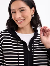 Campera de tejido de punto con capucha, diseño a rayas horizontales en blanco y negro, con puños y cintura en tejido liso negro.