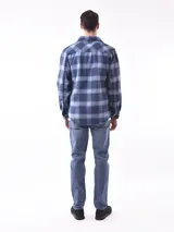 Sobrecamisa a cuadros azul y gris con cuello clásico, cierre frontal con botones, dos bolsillos con solapa abotonada en el pecho y puños abotonados.