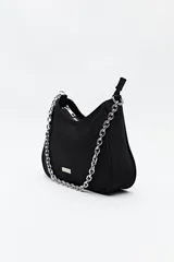 Cartera negra estilo baguette de nylon con correa de cadena metálica plateada y logo rectangular plateado en el frente.