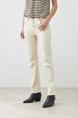 Pantalón negro de corte recto, tiro medio y bolsillos delanteros y traseros.
