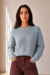 Buzo de tejido de punto celeste, con cuello redondo, mangas largas y diseño holgado.