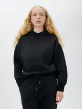 Buzo con capucha de corte holgado, confeccionado en algodón, con puños y ruedo acanalados.