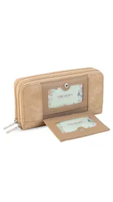 Billetera larga de diseño combinado en tonos terracota y beige, confeccionada en material sintético con textura tipo gamuza y lisa. Cuenta con cierre perimetral, solapa frontal con broche a presión y visor para documentos, además de múltiples compartimentos internos para tarjetas, billetes y monedero con cierre.