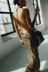 Vestido midi de cuello halter, escote en pico y espalda descubierta, con estampado animal print.