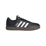 Championes Adidas modelo VL Court 3.0, de diseño urbano inspirado en el skate. Presentan una capellada de cuero sintético texturizado en color negro con las icónicas tres tiras laterales en blanco y suela de caucho vulcanizado en tono marrón oscuro.
