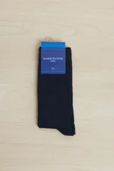 Medias de vestir lisas color azul marino, con puño acanalado y logo pequeño bordado en el tobillo.