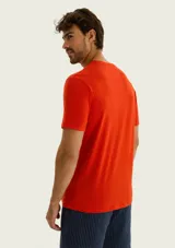 Remera básica celeste de corte regular, con cuello redondo y mangas cortas.
