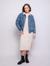 Campera de jean azul con interior de corderito, bolsillos frontales y laterales, elástico en la cintura, botones metálicos y cortes en las mangas.