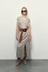 Falda midi estampada con motivos arabescos en tonos beige, celeste y marrón. Presenta tajo frontal y cintura elastizada.