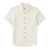 Camisa de manga corta color blanco, con cuello clásico y bolsillo en el pecho. Cierre frontal con botones marrones.