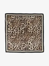 Pañuelo cuadrado con estampado animal print de leopardo en tonos beige y marrón, con un borde negro y una línea beige clara.