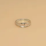 Anillo de plata 925 con diseño minimalista de líneas entrelazadas que forman una figura ovalada central.