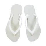 Chanclas de dedo de diseño clásico y minimalista, color blanco con tiras finas.