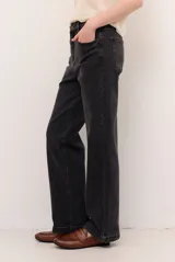 Jeans de corte holgado y tiro medio, color azul claro con efecto deslavado.