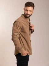 Camisa marrón de pana con corte regular fit, manga larga y bolsillo en el pecho.