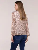 Cardigan abierto con blusa interior blanca, confeccionado en tejido de tul semitransparente con estampado animal print en tonos marrón y blanco, mangas 3/4 y escote redondo con detalles metálicos.